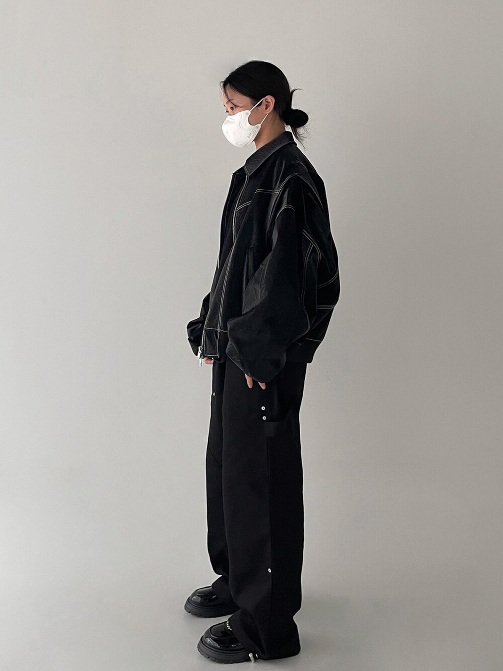 「black、ALL BLACK、minsobi、minsobi_official、Wide Pants」｜「minsobiのフェイクレザージップアップジャケット（ライダースジャケット、ブラック系）」を使った、fey0ppさん（レディース・165cm）の秋コーディネートの2枚目の写真