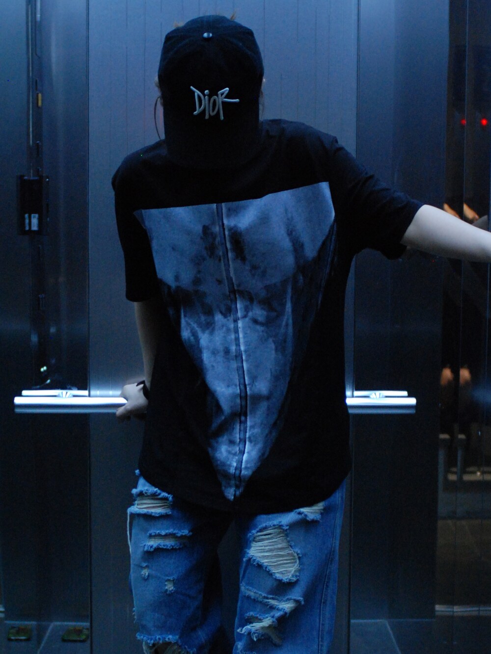 「black、street、summer、minsobi、streetstyle、fashion、denim」｜「minsobiのプリント半袖Tシャツ（Tシャツ/カットソー、ブラック系）」を使った、fey0ppさん（レディース・165cm）の春コーディネートの4枚目の写真