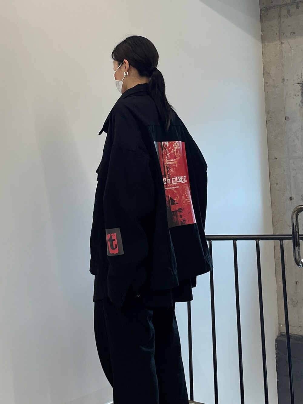「black、minsobi、oversize、Wide Pants、yeezy、fashion、fw、minsobi_official、EXIT」｜「minsobiの【2022 F/W PRE ORDER】[EXIT]ビッグシルエットジャケット　トラッカージャケット（デニムジャケット、ブラック系）」を使った、fey0ppさん（レディース・165cm）の夏コーディネートの2枚目の写真
