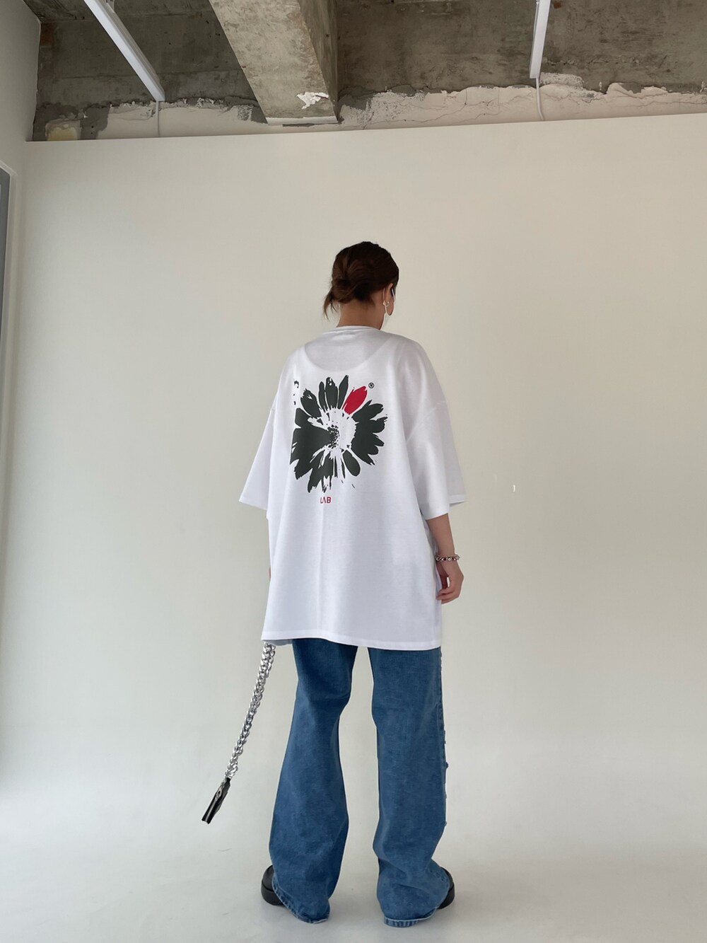 「summer、Wide Pants、street、streetstyle、streetfashion、staff、minsobi、white、korea、korea style、korean fashion」｜「minsobiのフラワーラボT（Tシャツ/カットソー、ホワイト系）」を使った、fey0ppさん（レディース・165cm）の春コーディネートの2枚目の写真