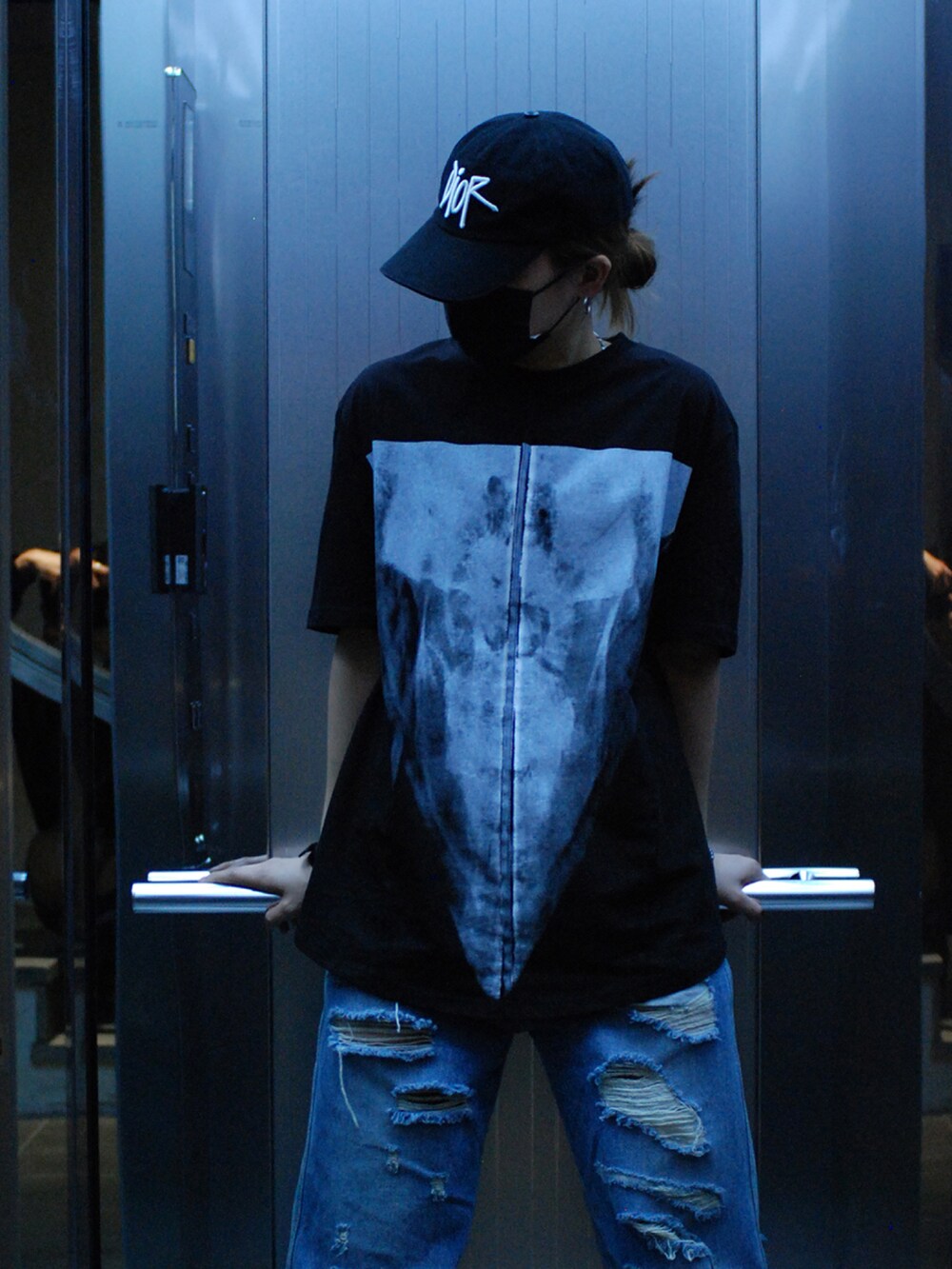 「black、street、summer、minsobi、streetstyle、fashion、denim」｜「minsobiのプリント半袖Tシャツ（Tシャツ/カットソー、ブラック系）」を使った、fey0ppさん（レディース・165cm）の春コーディネートの2枚目の写真