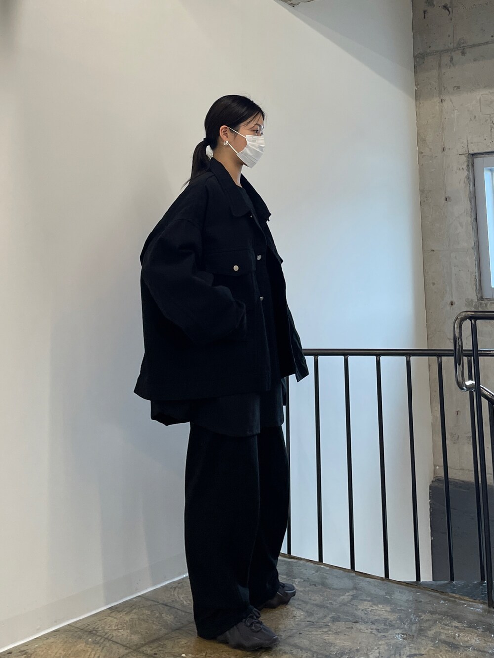 「black、minsobi、oversize、Wide Pants、yeezy、fashion、fw、minsobi_official、EXIT」｜「minsobiの【2022 F/W PRE ORDER】[EXIT]ビッグシルエットジャケット　トラッカージャケット（デニムジャケット、ブラック系）」を使った、fey0ppさん（レディース・165cm）の夏コーディネートの4枚目の写真