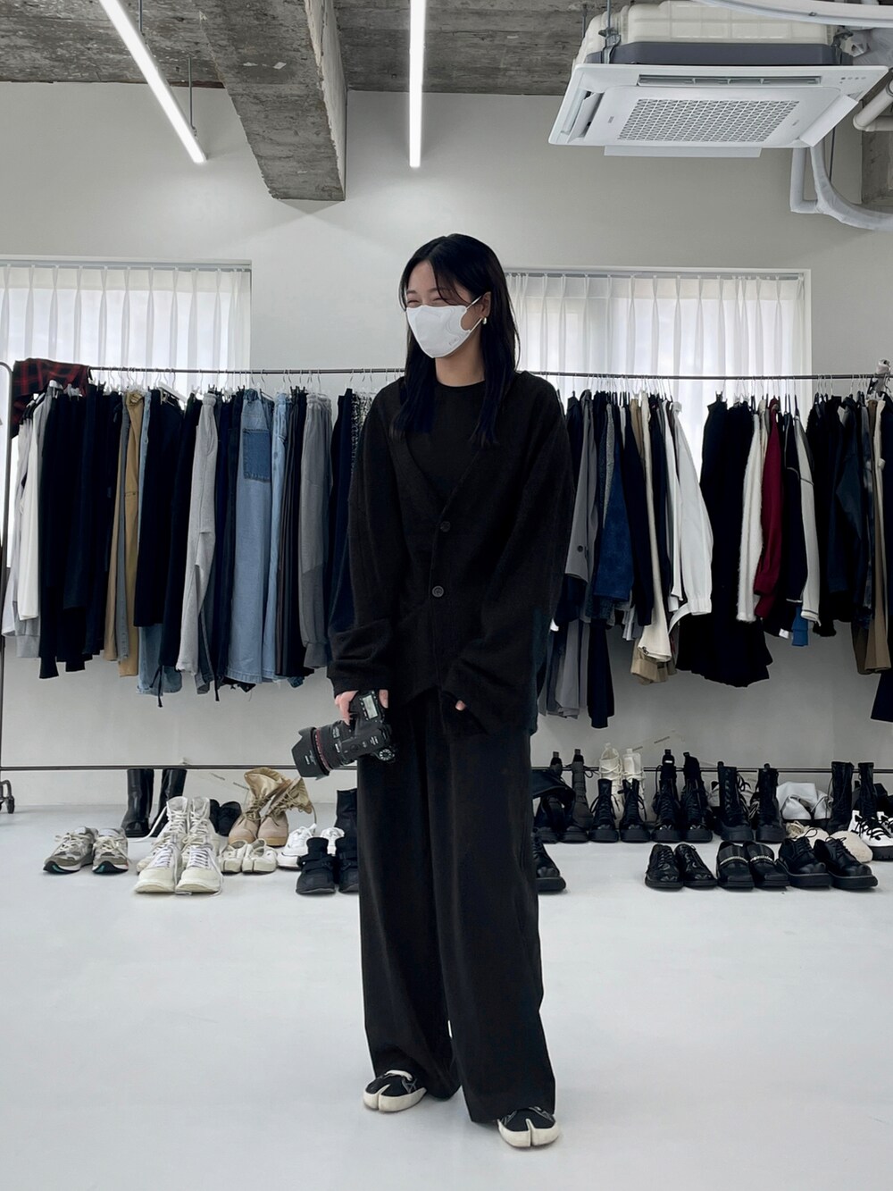 「minsobi、black、ALL BLACK、Wide Pants、fall、minsobi_official、cardigan、tabi」｜「minsobiのビッグシルエットニットカーディガン（カーディガン/ボレロ、ブラック系）」を使った、fey0ppさん（レディース・165cm）の秋コーディネートの2枚目の写真