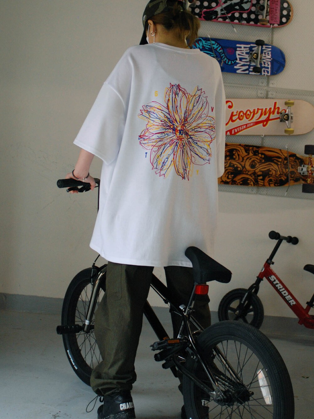 「minsobi、street、streetstyle、streetfashion、ootd、fashion、bike、flower、girl、spring、NEW ERA、korea、korean fashion、korea style、bmx」｜「minsobiのフラワーデザインビッグT（Tシャツ/カットソー、ホワイト系）」を使った、fey0ppさん（レディース・165cm）の春コーディネートの3枚目の写真