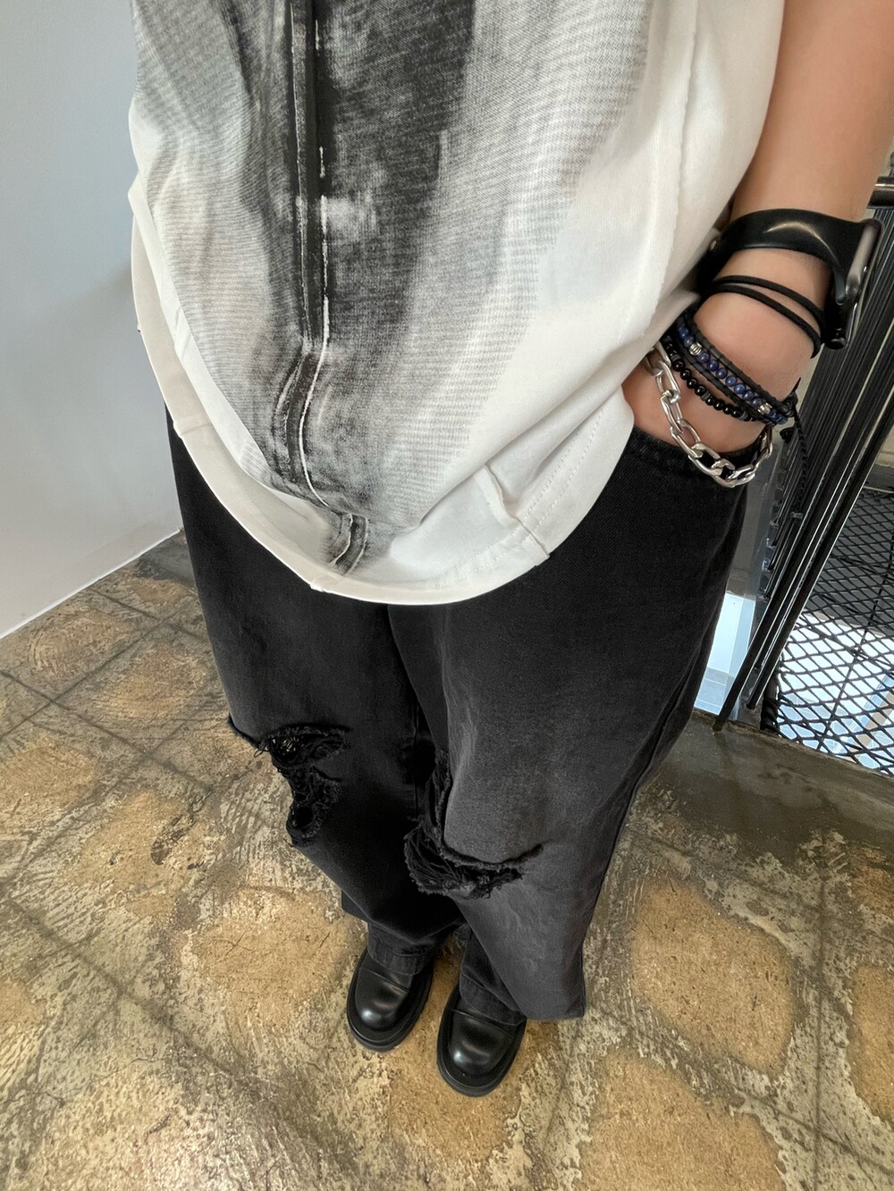 「summer、Wide Pants、denim、black、black and white、minsobi、korea、korea style」｜「minsobiのプリント半袖Tシャツ（Tシャツ/カットソー、ホワイト系）」を使った、fey0ppさん（レディース・165cm）の夏コーディネートの4枚目の写真
