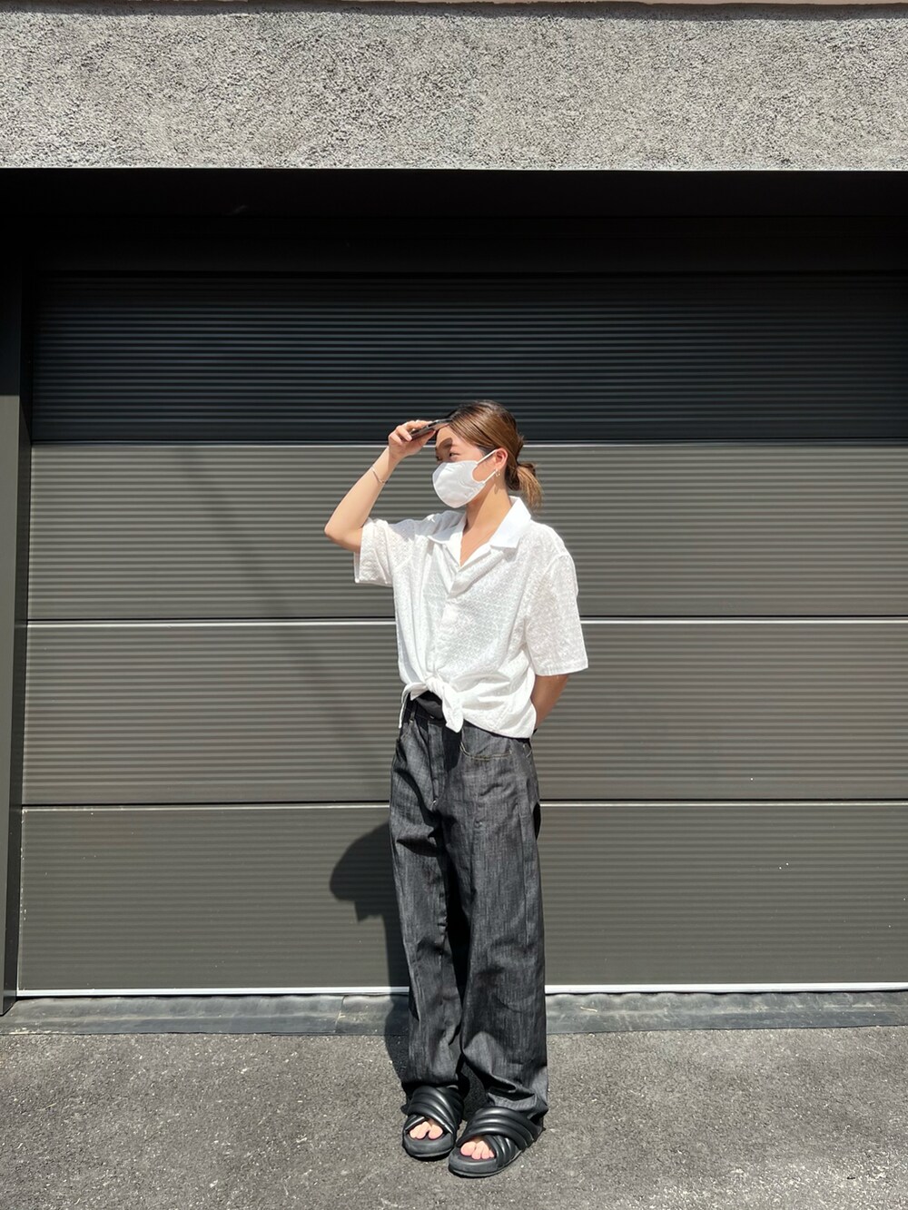 「summer、korea、korea style、street、minsobi、staff、white、Friday」｜「minsobiの花柄レースオープンカラーシャツ（シャツ/ブラウス、ホワイト系）」を使った、fey0ppさん（レディース・165cm）の春コーディネートの2枚目の写真