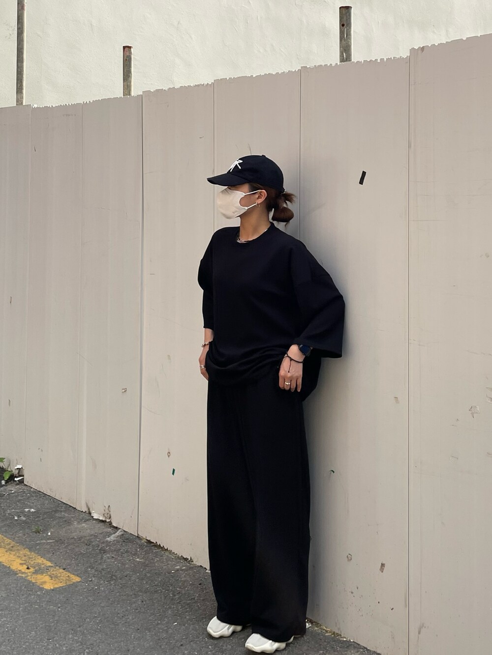 「summer、black、ALL BLACK、SET UP、Wide Pants、minimal、minsobi、yeezy、korea、korean fashion、monday」｜「minsobiの7分袖ドレープカットソー（Tシャツ/カットソー、ブラック系）」を使った、fey0ppさん（レディース・165cm）の春コーディネートの2枚目の写真