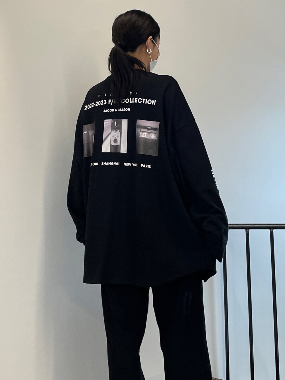 「fw、minsobi、oversize、black、yeezy、minsobi_official、fashion、WIDE SILHOUETTE STYLE、Wide Pants」｜「minsobiの【2022 F/W PRE ORDER】長袖プリントT（Tシャツ/カットソー、ブラック系）」を使った、fey0ppさん（レディース・165cm）の夏コーディネートの2枚目の写真
