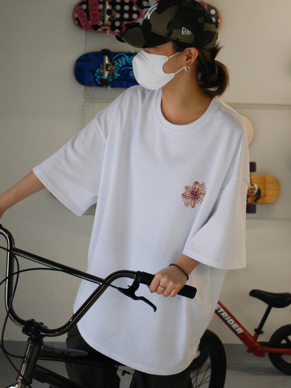 「minsobi、street、streetstyle、streetfashion、ootd、fashion、bike、flower、girl、spring、NEW ERA、korea、korean fashion、korea style、bmx」｜「minsobiのフラワーデザインビッグT（Tシャツ/カットソー、ホワイト系）」を使った、fey0ppさん（レディース・165cm）の春コーディネートの2枚目の写真
