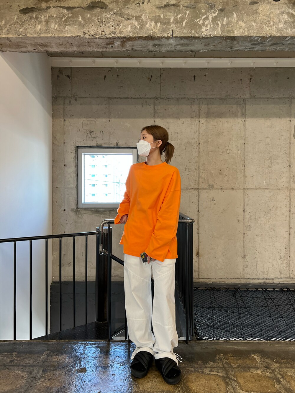 「orange、white、summer、daily look、daily、Wide Pants、spring、minimal、minsobi、street、ootd、staff」｜「minsobiのオーバーサイズロンT（Tシャツ/カットソー、オレンジ系）」を使った、fey0ppさん（レディース・165cm）の春コーディネートの2枚目の写真