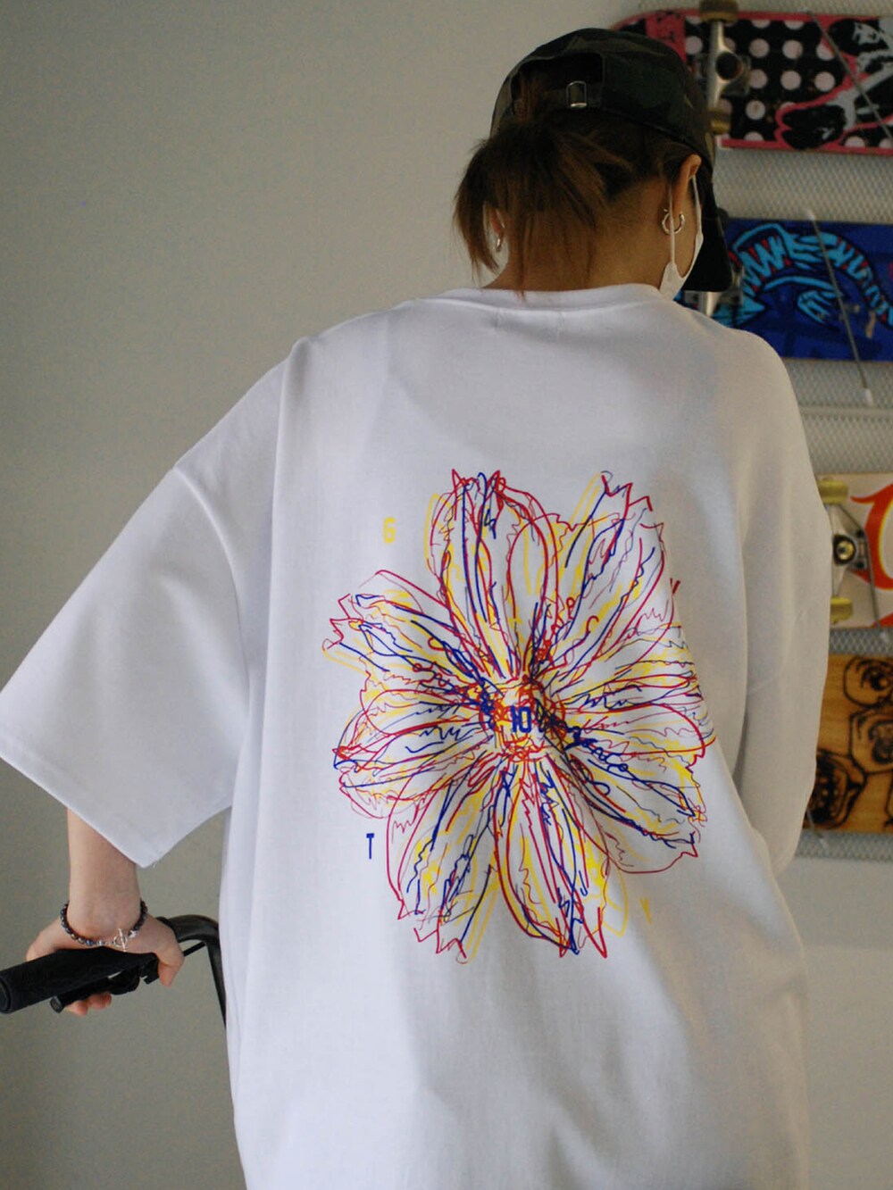 「minsobi、street、streetstyle、streetfashion、ootd、fashion、bike、flower、girl、spring、NEW ERA、korea、korean fashion、korea style、bmx」｜「minsobiのフラワーデザインビッグT（Tシャツ/カットソー、ホワイト系）」を使った、fey0ppさん（レディース・165cm）の春コーディネートの4枚目の写真