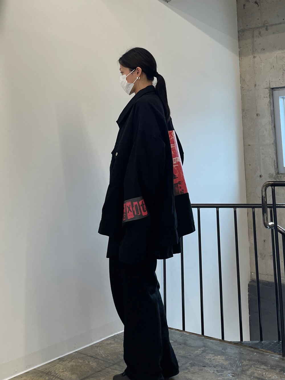 「black、minsobi、oversize、Wide Pants、yeezy、fashion、fw、minsobi_official、EXIT」｜「minsobiの【2022 F/W PRE ORDER】[EXIT]ビッグシルエットジャケット　トラッカージャケット（デニムジャケット、ブラック系）」を使った、fey0ppさん（レディース・165cm）の夏コーディネートの3枚目の写真