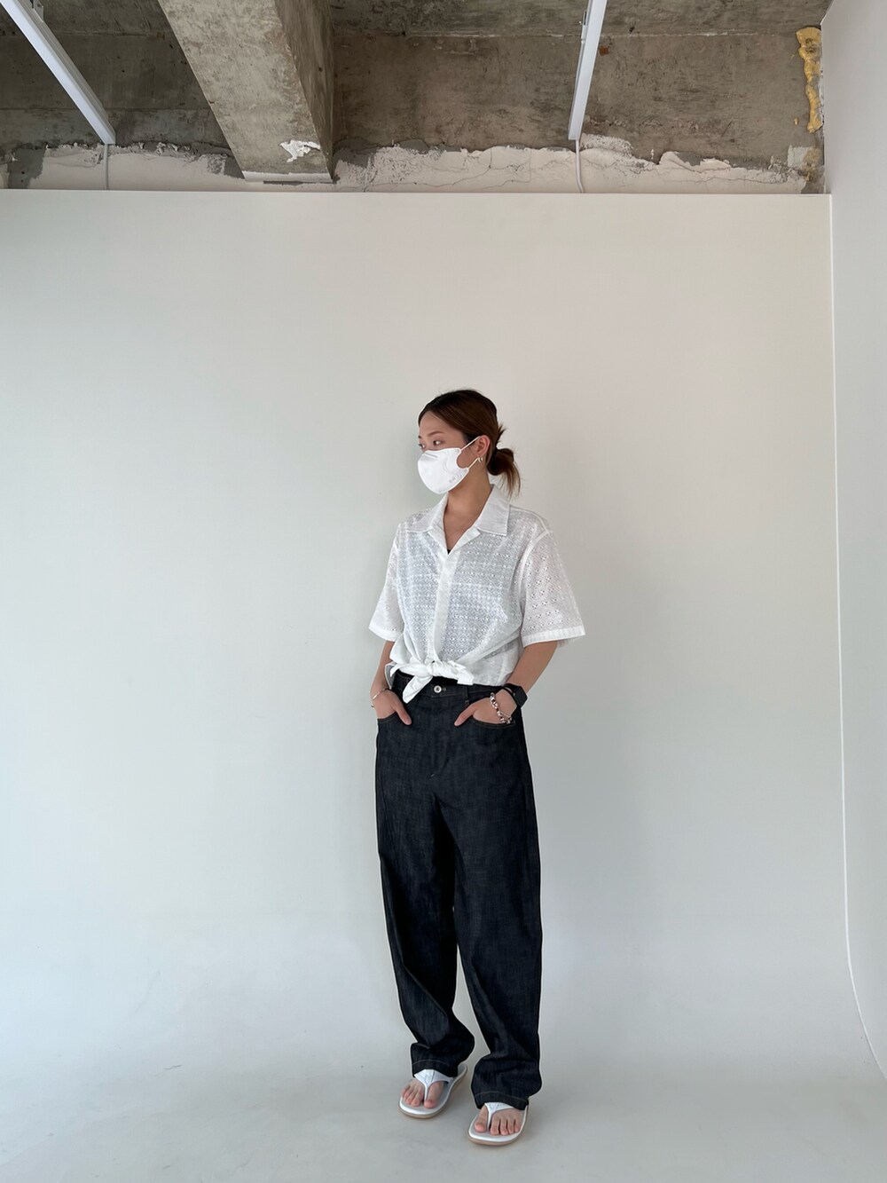 「summer、korea、korea style、street、minsobi、staff、white、Friday」｜「minsobiの花柄レースオープンカラーシャツ（シャツ/ブラウス、ホワイト系）」を使った、fey0ppさん（レディース・165cm）の春コーディネートの3枚目の写真