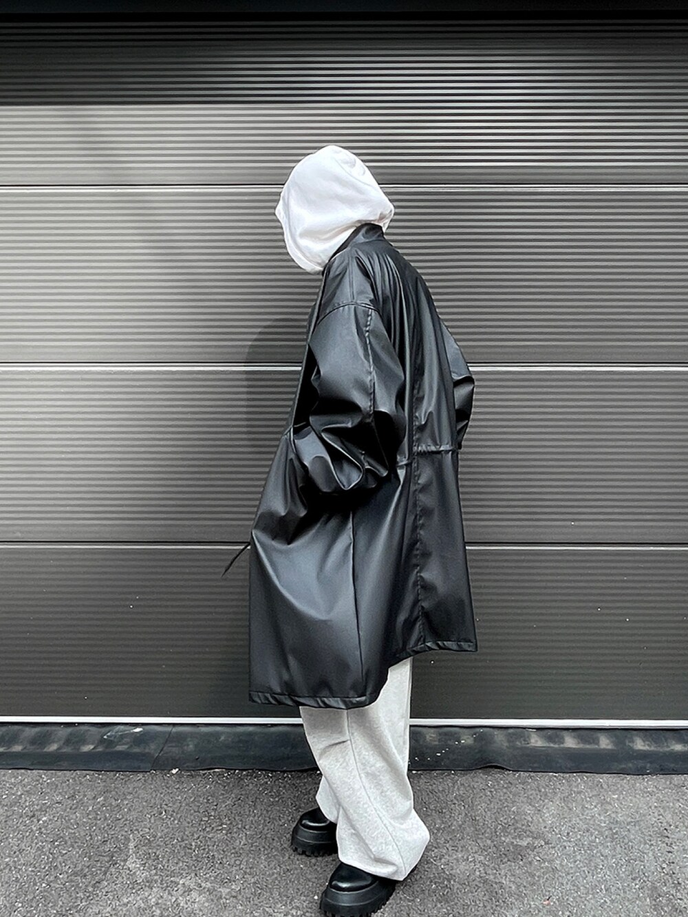 「minsobi、black、hoodie、leather jacket、fw、minsobi_official、Wide Pants、WIDE SILHOUETTE STYLE、UNISEX」｜「n21のアイテム（パーカー、ホワイト系）」を使った、fey0ppさん（レディース・165cm）の秋コーディネートの3枚目の写真