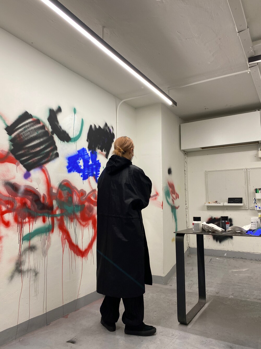 ブラック系のナイロンジャケットを着用したレディースの春コーディネートの2枚目の写真