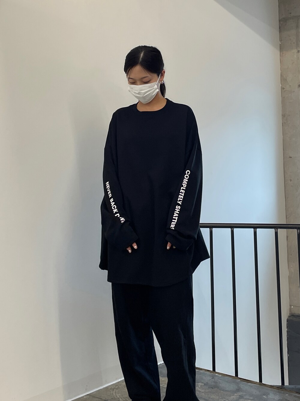 「fw、minsobi、oversize、black、yeezy、minsobi_official、fashion、WIDE SILHOUETTE STYLE、Wide Pants」｜「minsobiの【2022 F/W PRE ORDER】長袖プリントT（Tシャツ/カットソー、ブラック系）」を使った、fey0ppさん（レディース・165cm）の夏コーディネートの4枚目の写真