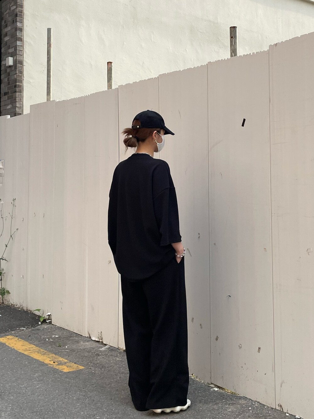 「summer、black、ALL BLACK、SET UP、Wide Pants、minimal、minsobi、yeezy、korea、korean fashion、monday」｜「minsobiの7分袖ドレープカットソー（Tシャツ/カットソー、ブラック系）」を使った、fey0ppさん（レディース・165cm）の春コーディネートの3枚目の写真
