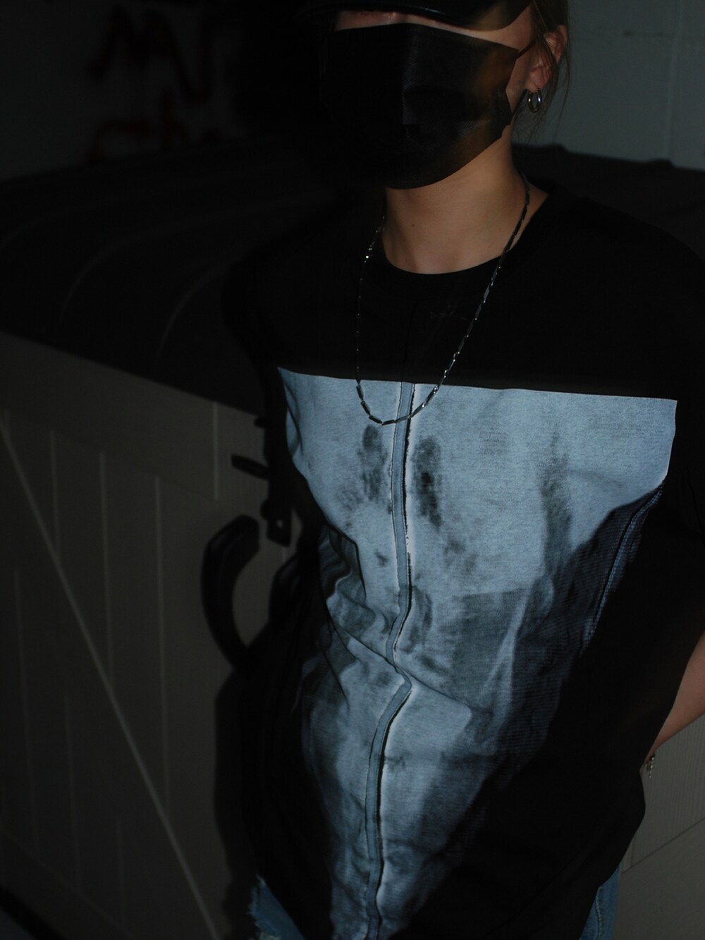 「black、street、summer、minsobi、streetstyle、fashion、denim」｜「minsobiのプリント半袖Tシャツ（Tシャツ/カットソー、ブラック系）」を使った、fey0ppさん（レディース・165cm）の春コーディネートの3枚目の写真