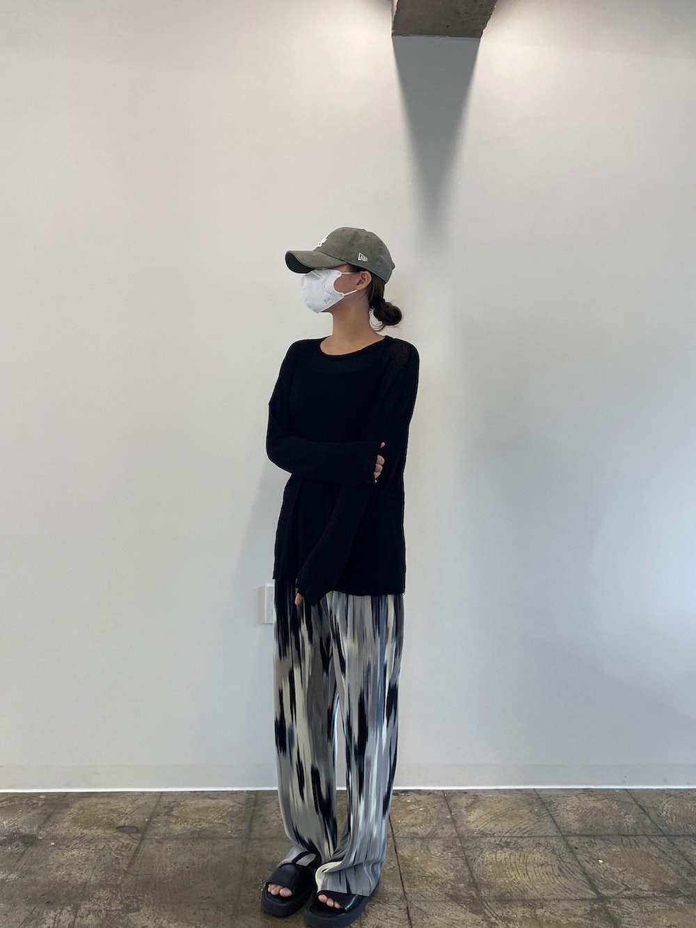 ブラック系のパンツ、ブラック系のバッグ、その他のキャップを着用したレディースの夏コーディネートの2枚目の写真