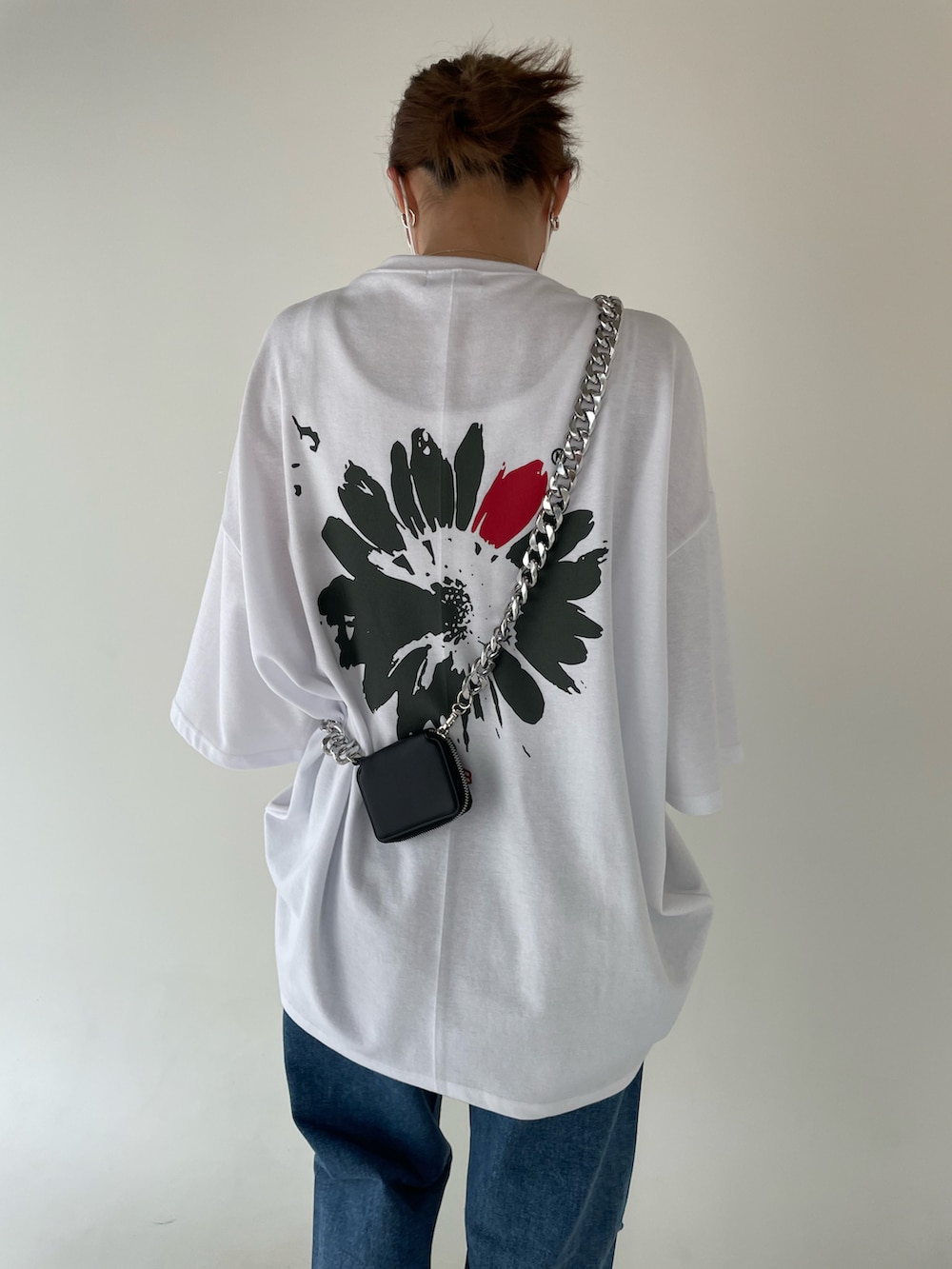 「summer、Wide Pants、street、streetstyle、streetfashion、staff、minsobi、white、korea、korea style、korean fashion」｜「minsobiのフラワーラボT（Tシャツ/カットソー、ホワイト系）」を使った、fey0ppさん（レディース・165cm）の春コーディネートの4枚目の写真