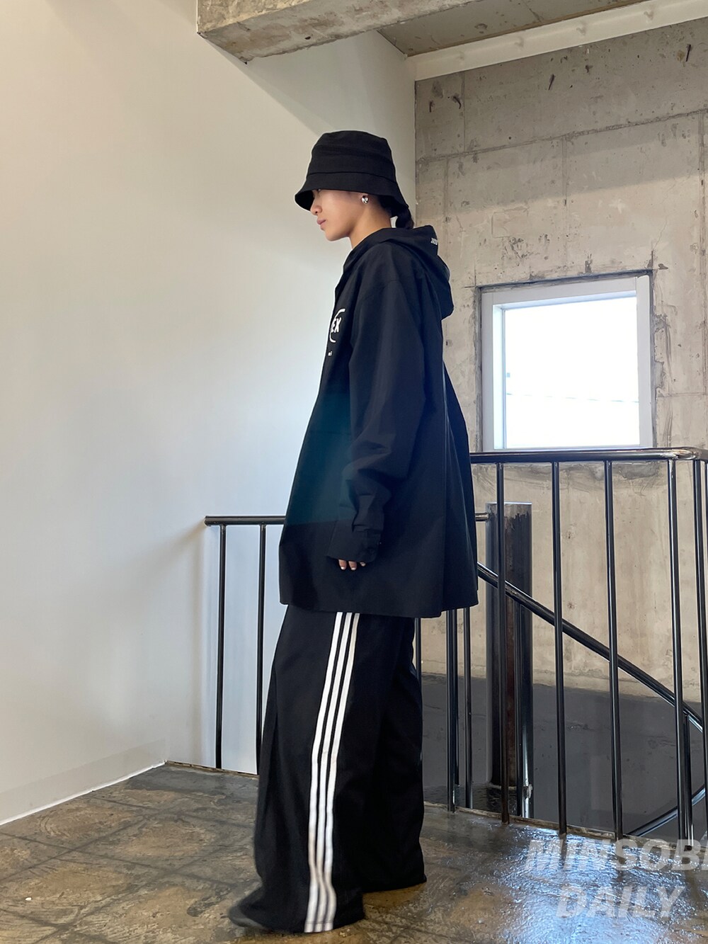 「summer、autumn、black、ALL BLACK、Wide Pants、WIDE SILHOUETTE STYLE、minsobi、adidas、BUCKET HAT」｜「minsobiのロゴフードシャツ（シャツ/ブラウス、ブラック系）」を使った、fey0ppさん（レディース・165cm）の夏コーディネートの2枚目の写真
