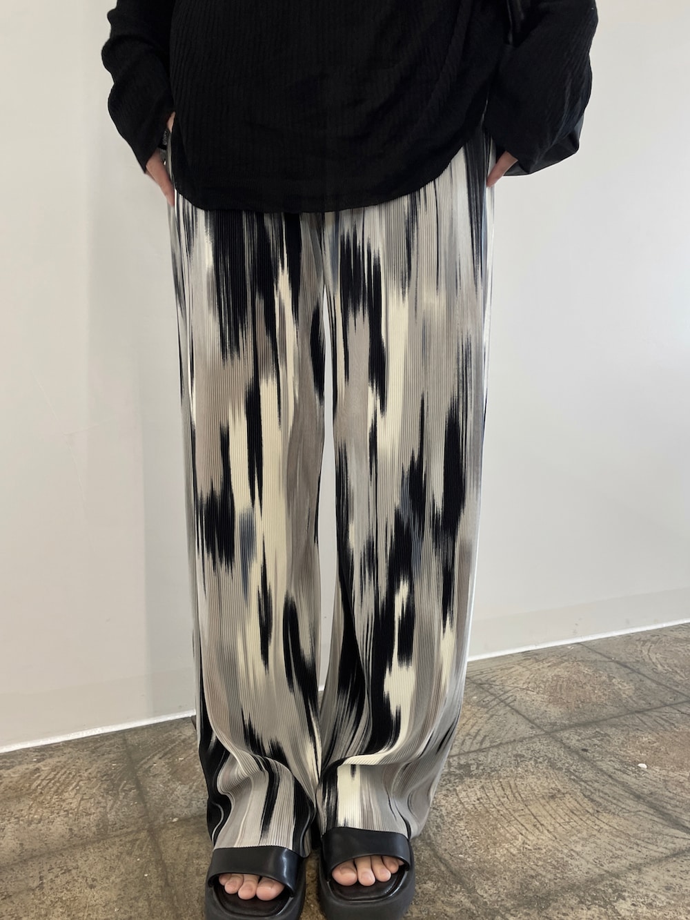 ブラック系のパンツ、ブラック系のバッグ、その他のキャップを着用したレディースの夏コーディネートの3枚目の写真