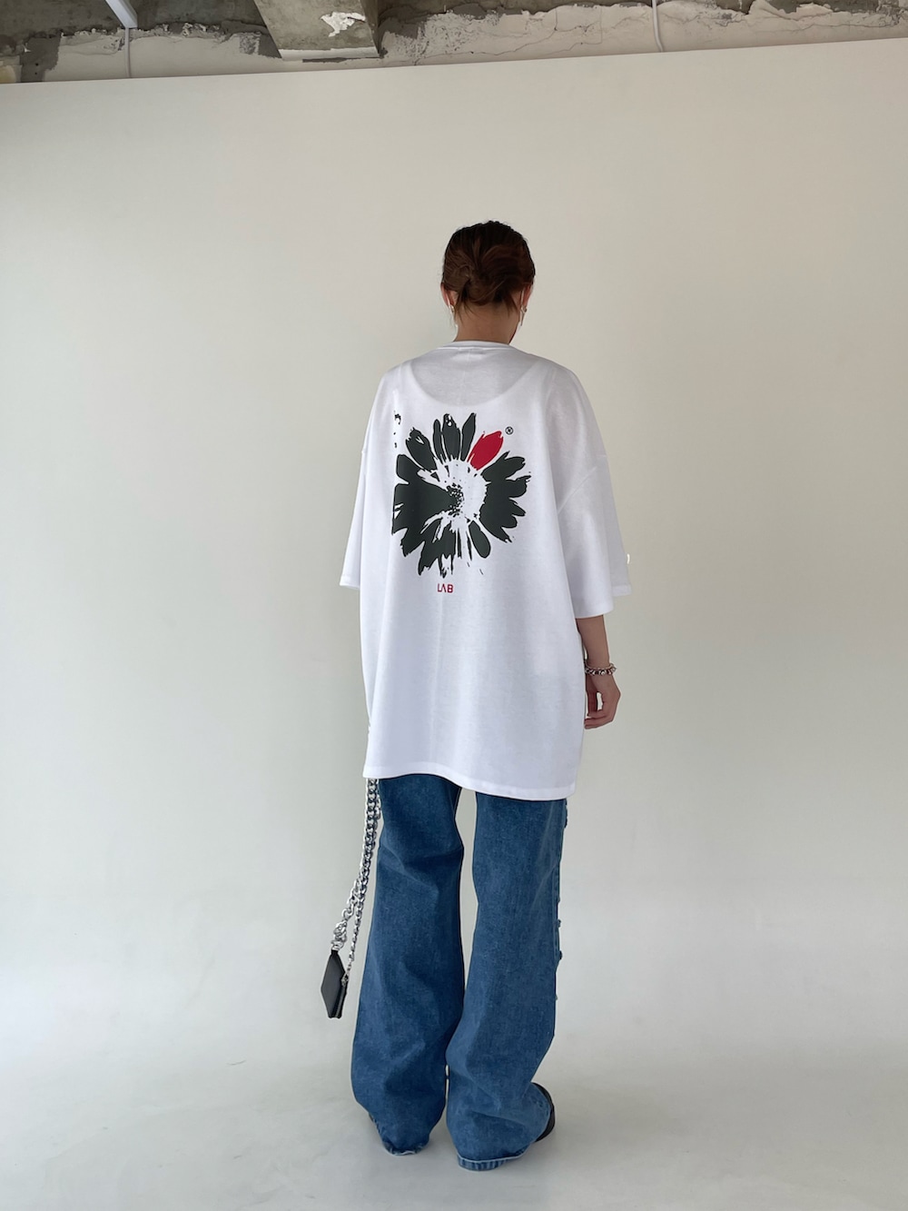 「summer、Wide Pants、street、streetstyle、streetfashion、staff、minsobi、white、korea、korea style、korean fashion」｜「minsobiのフラワーラボT（Tシャツ/カットソー、ホワイト系）」を使った、fey0ppさん（レディース・165cm）の春コーディネートの3枚目の写真