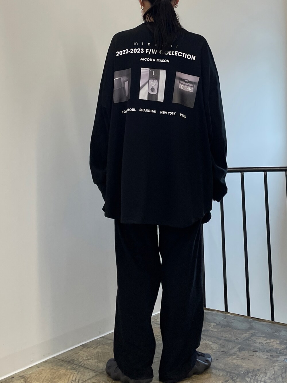 「fw、minsobi、oversize、black、yeezy、minsobi_official、fashion、WIDE SILHOUETTE STYLE、Wide Pants」｜「minsobiの【2022 F/W PRE ORDER】長袖プリントT（Tシャツ/カットソー、ブラック系）」を使った、fey0ppさん（レディース・165cm）の夏コーディネートの3枚目の写真