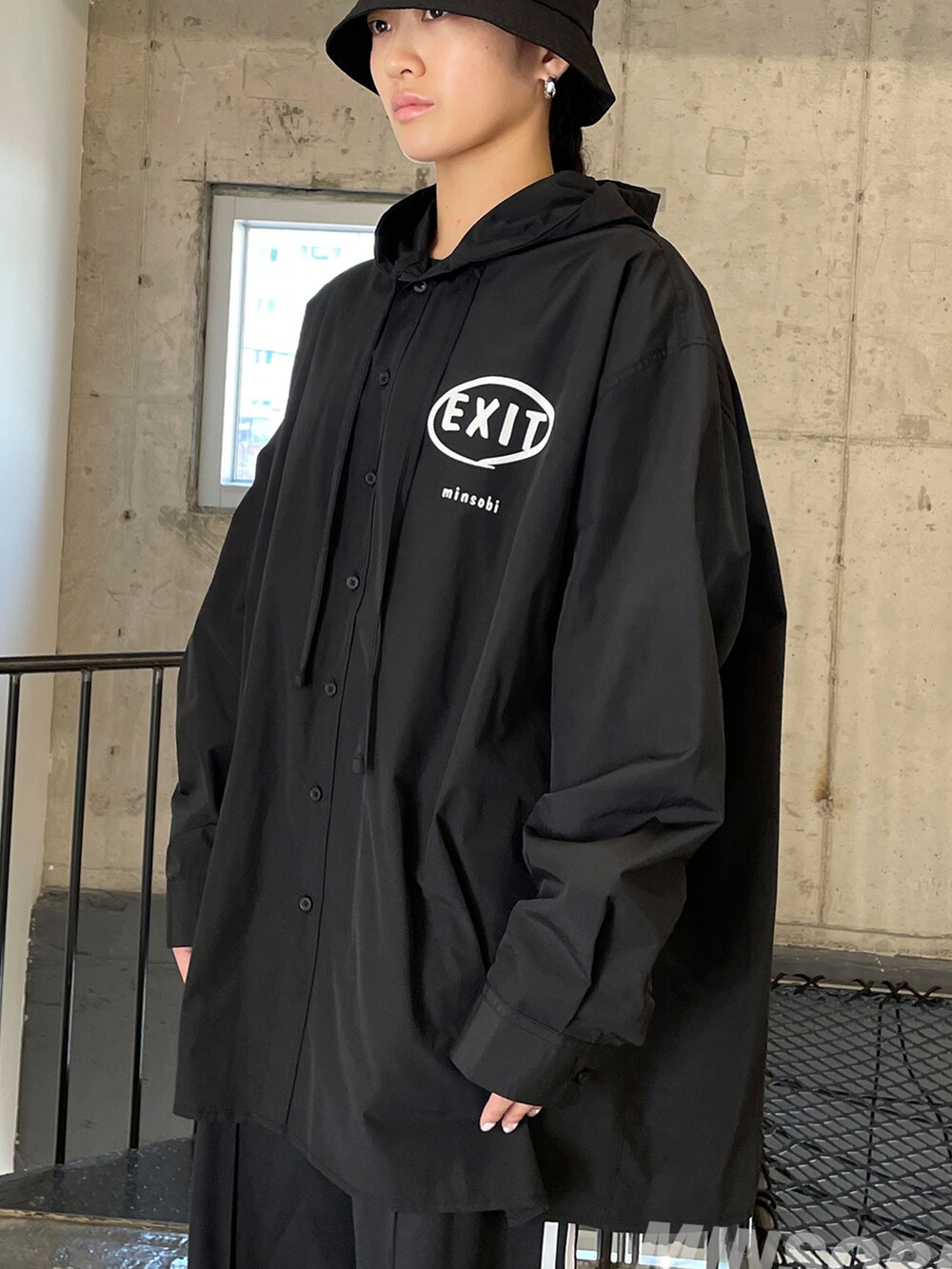 「summer、autumn、black、ALL BLACK、Wide Pants、WIDE SILHOUETTE STYLE、minsobi、adidas、BUCKET HAT」｜「minsobiのロゴフードシャツ（シャツ/ブラウス、ブラック系）」を使った、fey0ppさん（レディース・165cm）の夏コーディネートの3枚目の写真