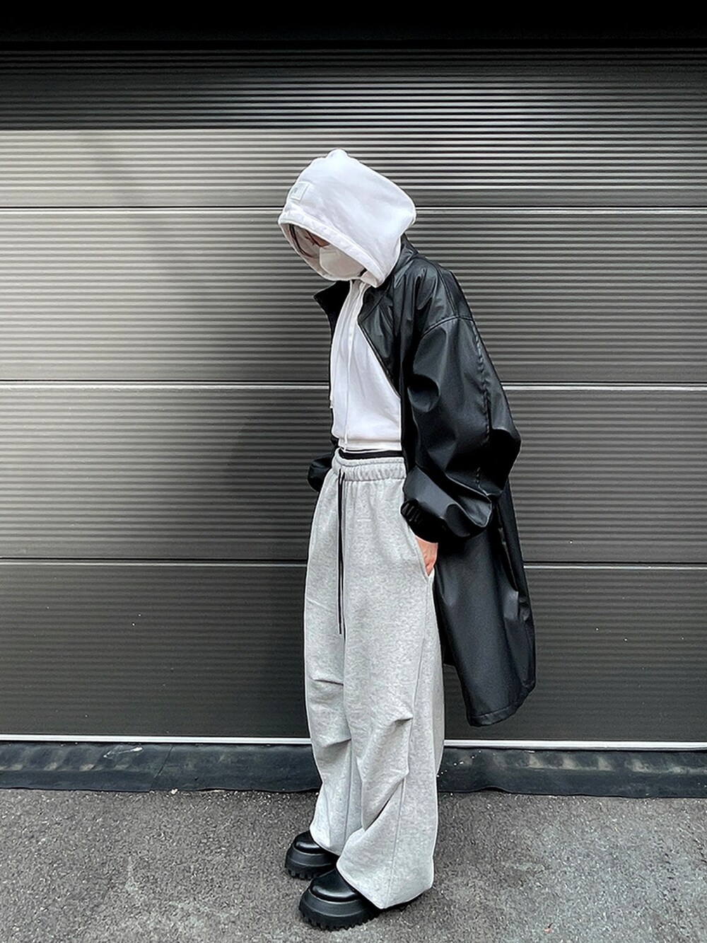 「minsobi、black、hoodie、leather jacket、fw、minsobi_official、Wide Pants、WIDE SILHOUETTE STYLE、UNISEX」｜「n21のアイテム（パーカー、ホワイト系）」を使った、fey0ppさん（レディース・165cm）の秋コーディネートの2枚目の写真