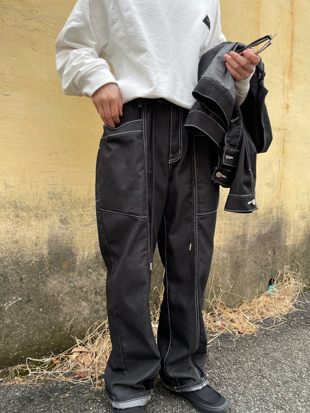 「ootd、denim、SET UP、daily look、NEW ERA、minsobi、black、korea、street」｜「minsobiのDENIM トラッカージャケット（デニムジャケット、ブラック系）」を使った、fey0ppさん（レディース・165cm）の冬コーディネートの2枚目の写真