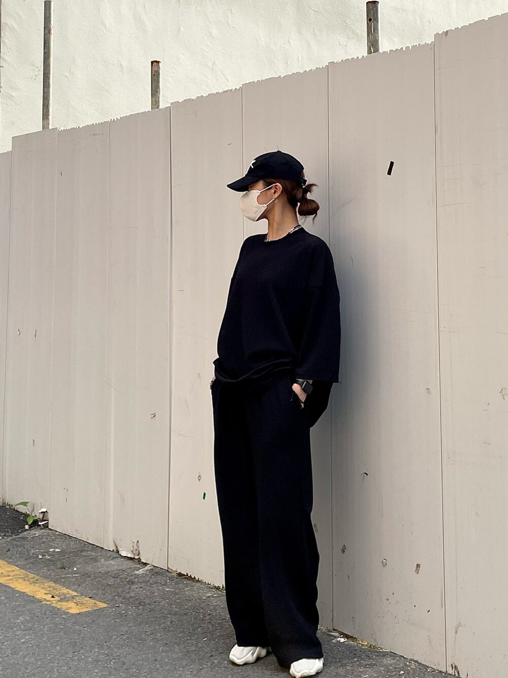 「summer、black、ALL BLACK、SET UP、Wide Pants、minimal、minsobi、yeezy、korea、korean fashion、monday」｜「minsobiの7分袖ドレープカットソー（Tシャツ/カットソー、ブラック系）」を使った、fey0ppさん（レディース・165cm）の春コーディネートの4枚目の写真