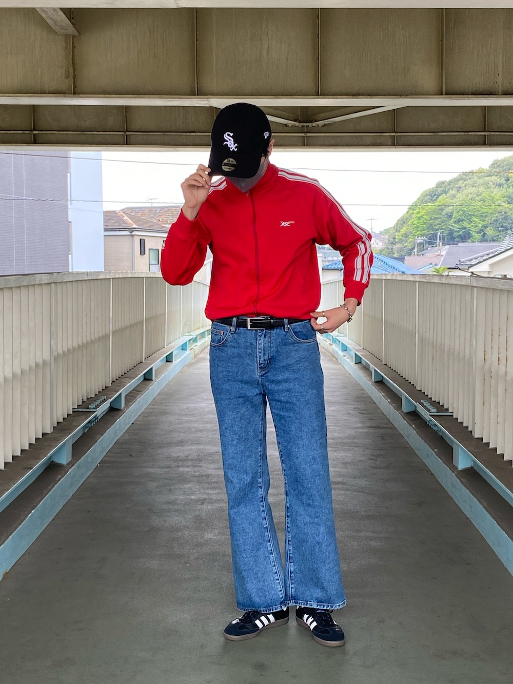 「春コーデ、トラックジャケット、トラックトップ、キャップ、ニューエラ、デニム、デニムパンツ、フレアデニム、フレアパンツ、スニーカー、adidas、adidas samba、タックイン、足長効果、今日のコーデ」｜「MASONPRINCEの【M.P Studios】Vintage aging flared denim NZK1934（デニムパンツ、ブルー系）」を使った、しろーさん（メンズ・179cm）の春コーディネートの4枚目の写真