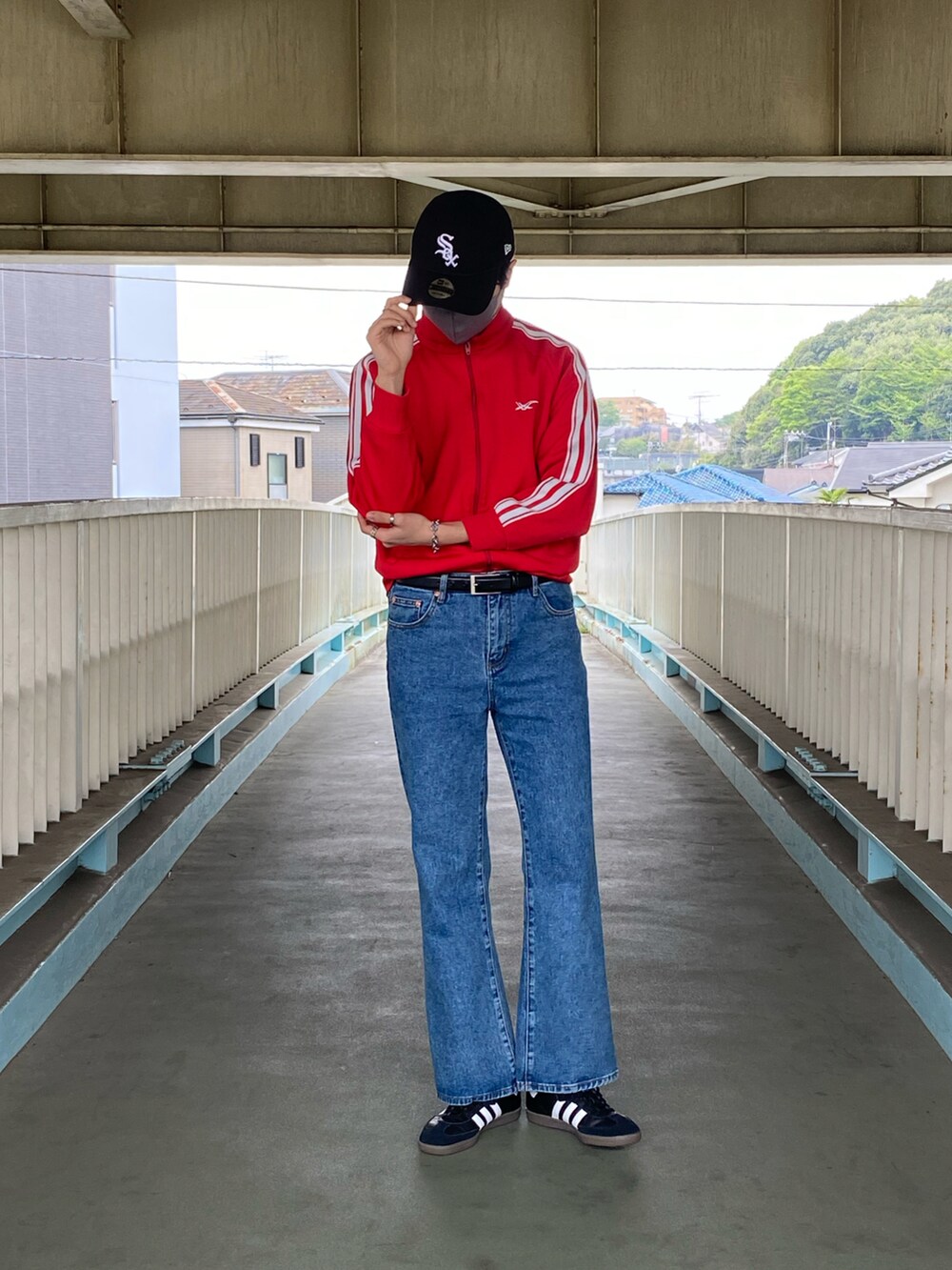 「春コーデ、トラックジャケット、トラックトップ、キャップ、ニューエラ、デニム、デニムパンツ、フレアデニム、フレアパンツ、スニーカー、adidas、adidas samba、タックイン、足長効果、今日のコーデ」｜「MASONPRINCEの【M.P Studios】Vintage aging flared denim NZK1934（デニムパンツ、ブルー系）」を使った、しろーさん（メンズ・179cm）の春コーディネートの2枚目の写真