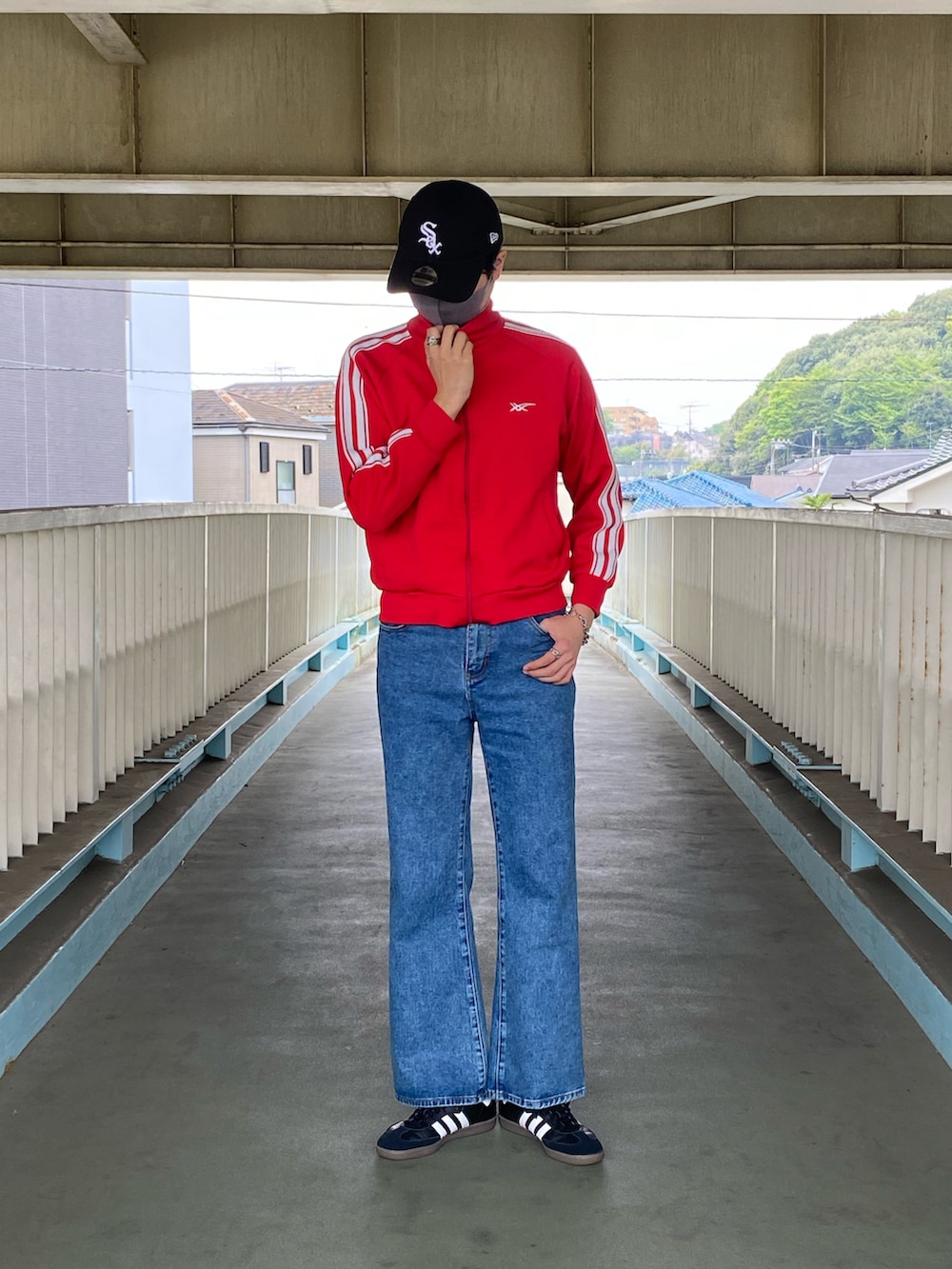 「春コーデ、トラックジャケット、トラックトップ、キャップ、ニューエラ、デニム、デニムパンツ、フレアデニム、フレアパンツ、スニーカー、adidas、adidas samba、タックイン、足長効果、今日のコーデ」｜「MASONPRINCEの【M.P Studios】Vintage aging flared denim NZK1934（デニムパンツ、ブルー系）」を使った、しろーさん（メンズ・179cm）の春コーディネートの3枚目の写真
