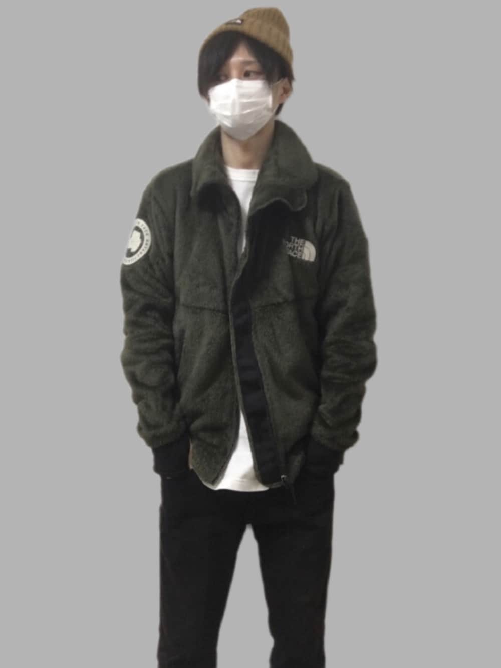 グリーン系のその他アウター、ブラウン系のニットキャップ/ビーニーを着用したメンズの冬コーディネートの2枚目の写真