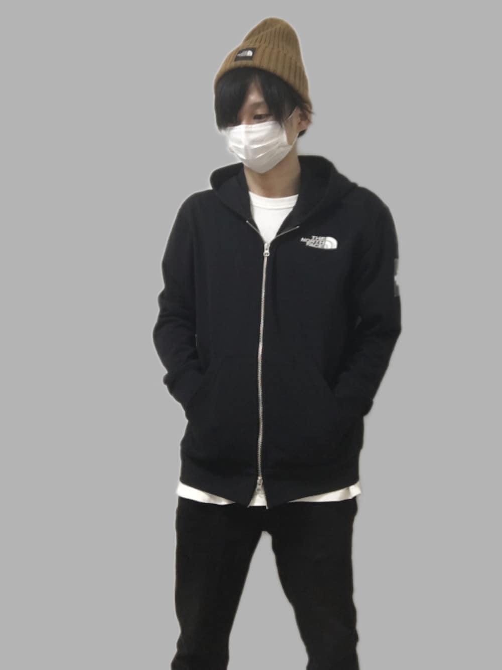 ブラック系のパーカー、ブラウン系のニットキャップ/ビーニーを着用したメンズの冬コーディネートの2枚目の写真