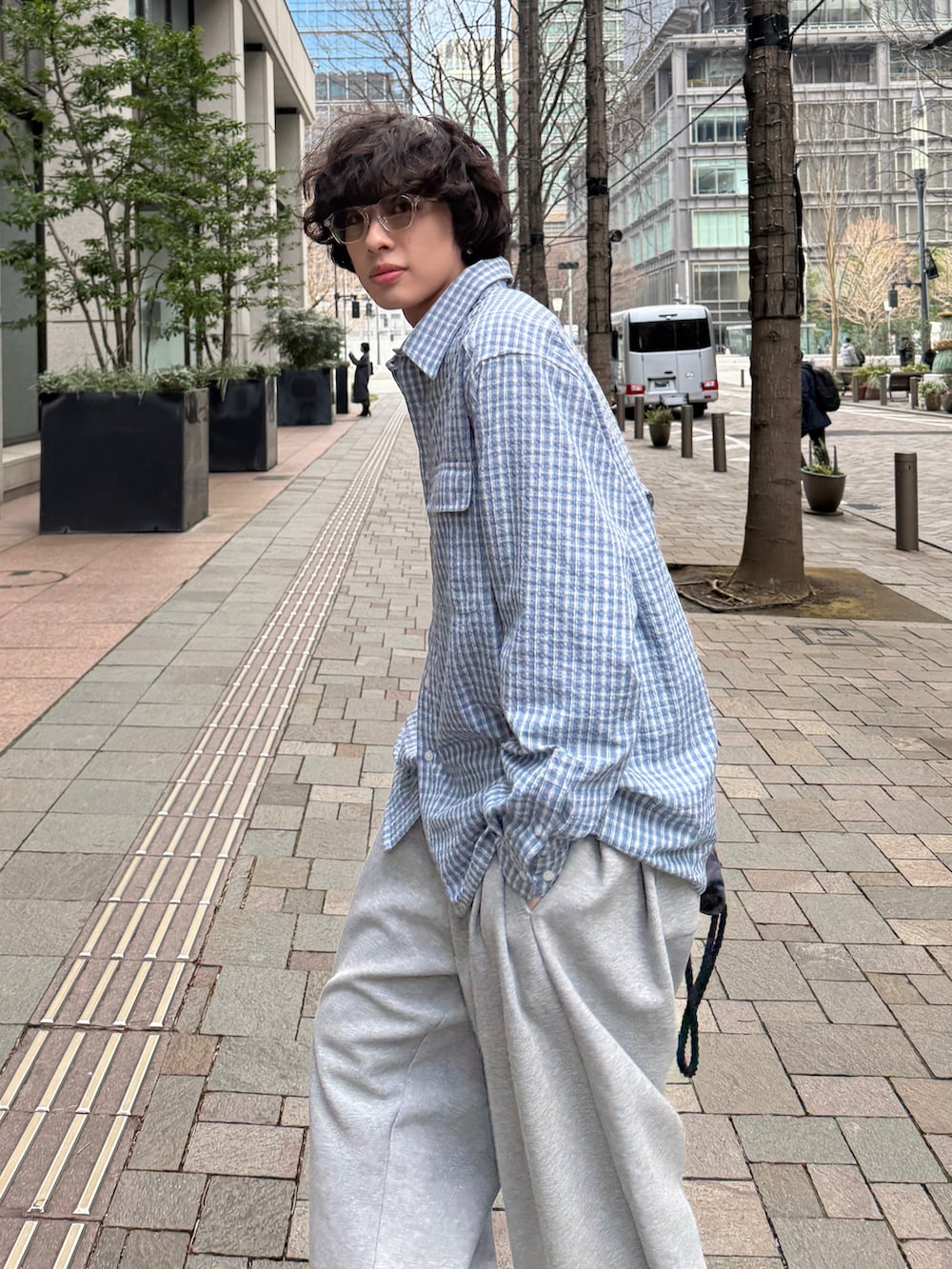 ブルー系のシャツ/ブラウス、ブラック系のスニーカーを着用したメンズの冬コーディネートの2枚目の写真