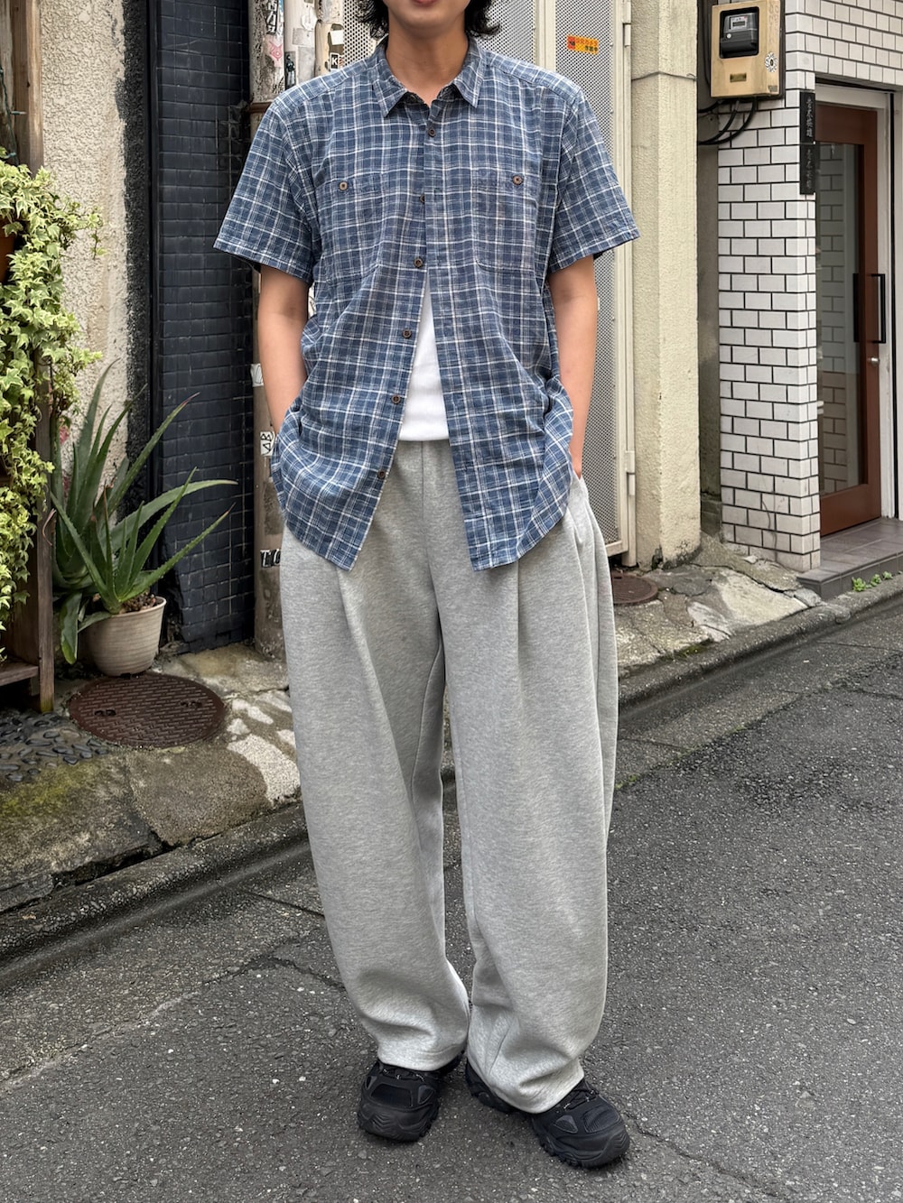 グレー系のスウェットパンツ、ブラック系のスニーカー、ブルー系のシャツ/ブラウスを着用したメンズの夏コーディネートの2枚目の写真