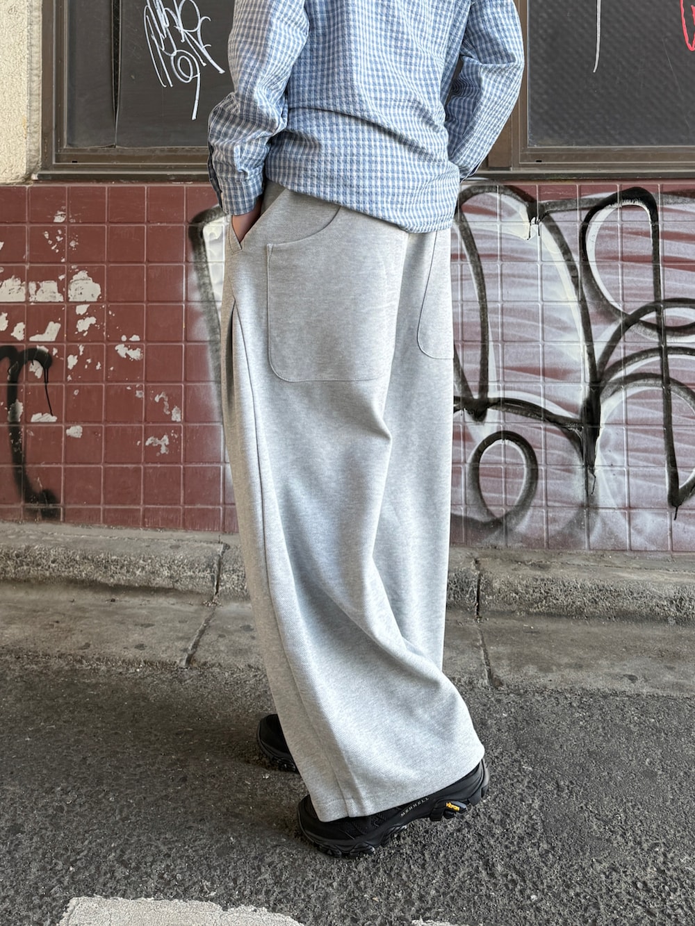 ブルー系のシャツ/ブラウス、グレー系のスウェットパンツ、ブラック系のスニーカーを着用したメンズの春コーディネートの3枚目の写真