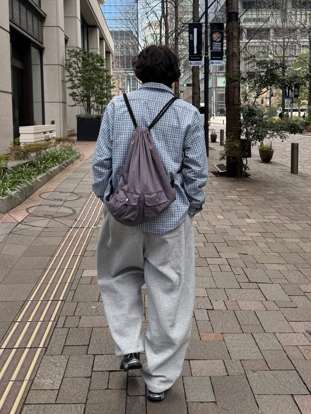 ブルー系のシャツ/ブラウス、ブラック系のスニーカーを着用したメンズの冬コーディネートの3枚目の写真