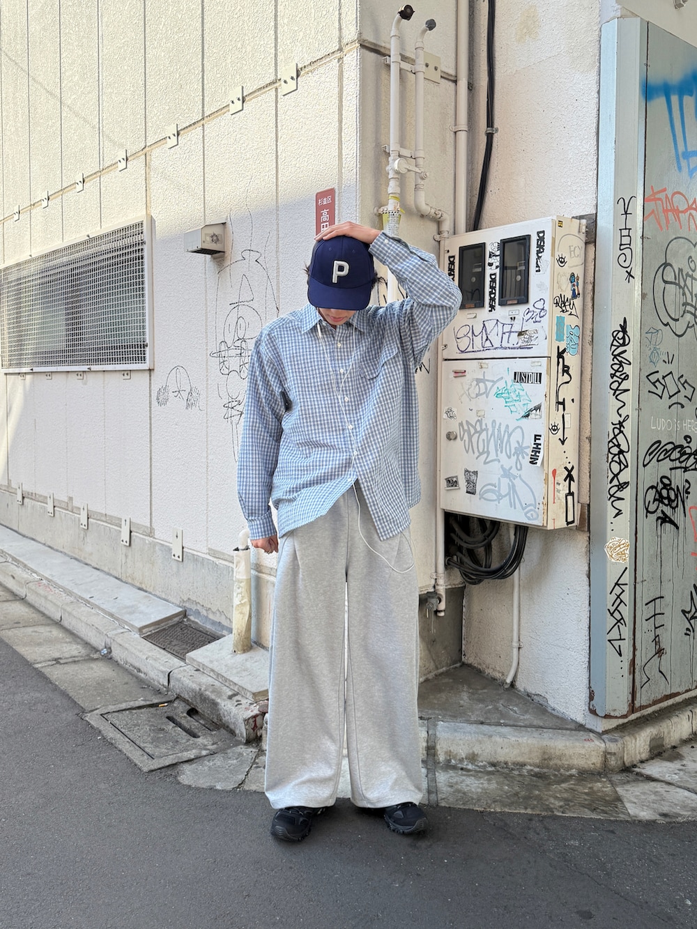 ブルー系のシャツ/ブラウス、グレー系のスウェットパンツ、ブラック系のスニーカーを着用したメンズの春コーディネートの2枚目の写真