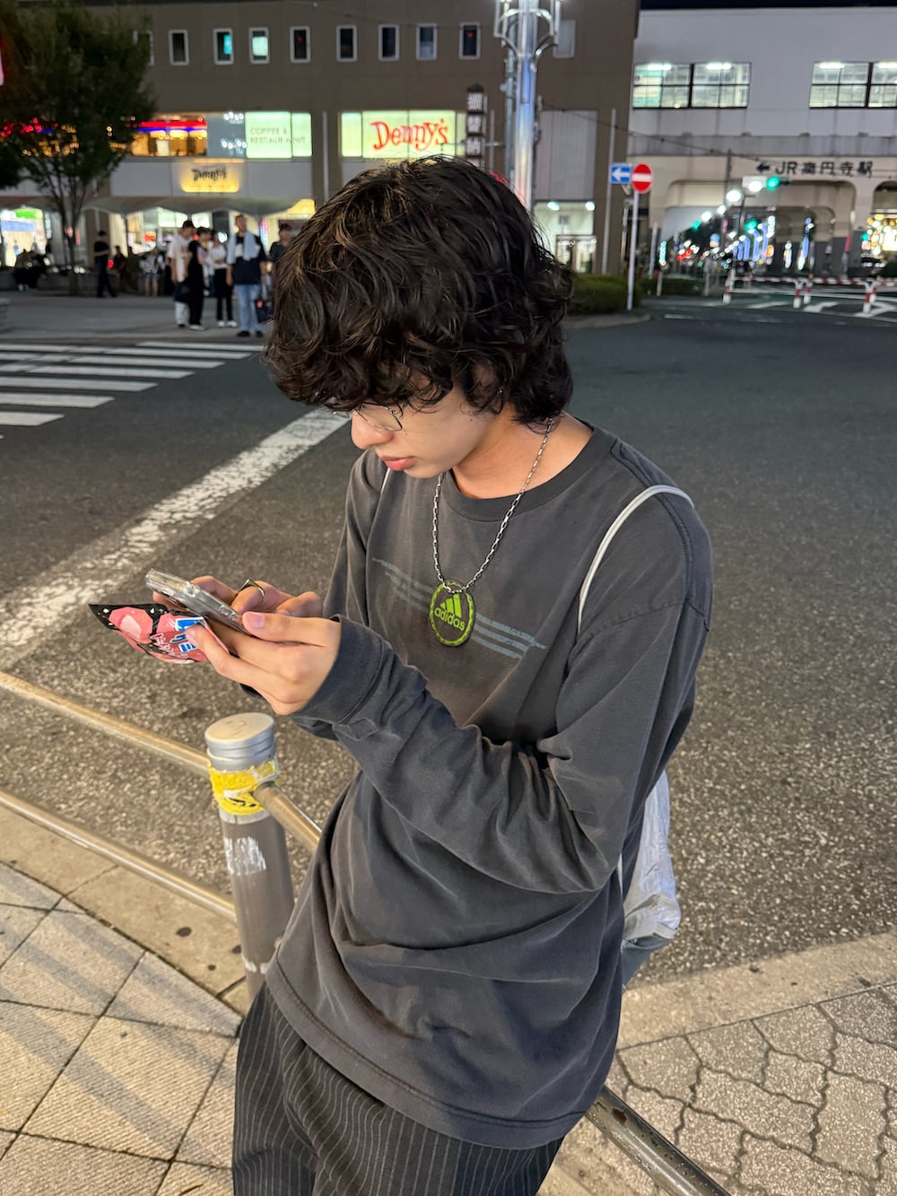 ブラック系のその他パンツ、グレー系のTシャツ/カットソー、ホワイト系のソックス/靴下を着用したメンズの秋コーディネートの2枚目の写真