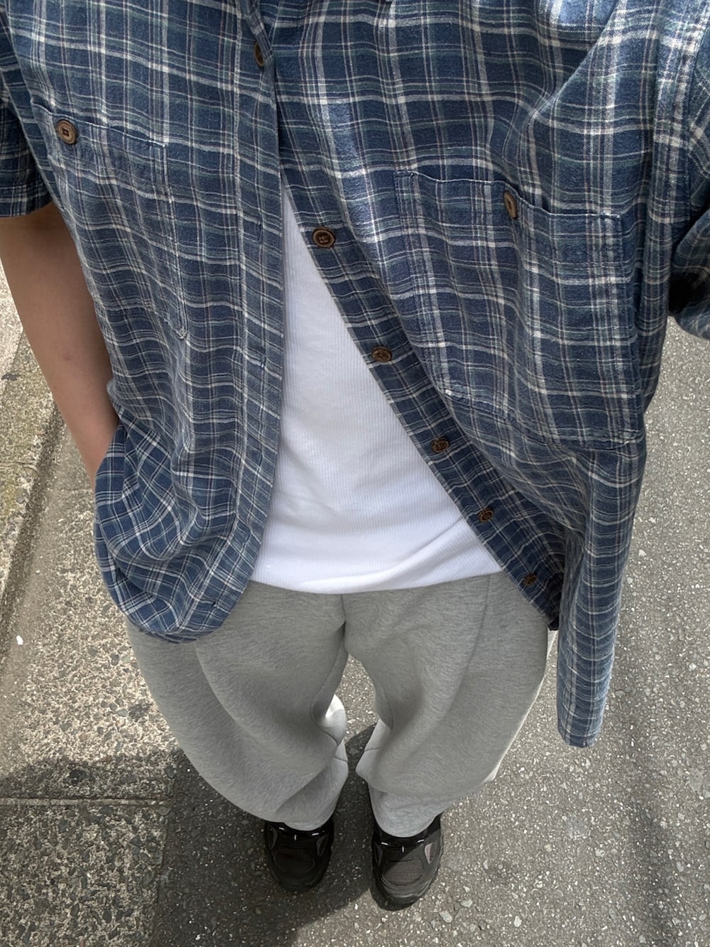 グレー系のスウェットパンツ、ブラック系のスニーカー、ブルー系のシャツ/ブラウスを着用したメンズの夏コーディネートの4枚目の写真