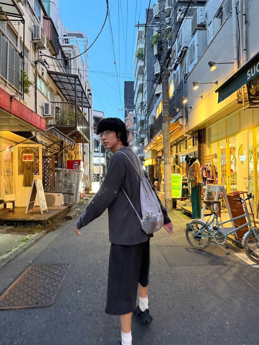 ブラック系のその他パンツ、グレー系のTシャツ/カットソー、ホワイト系のソックス/靴下を着用したメンズの秋コーディネートの3枚目の写真