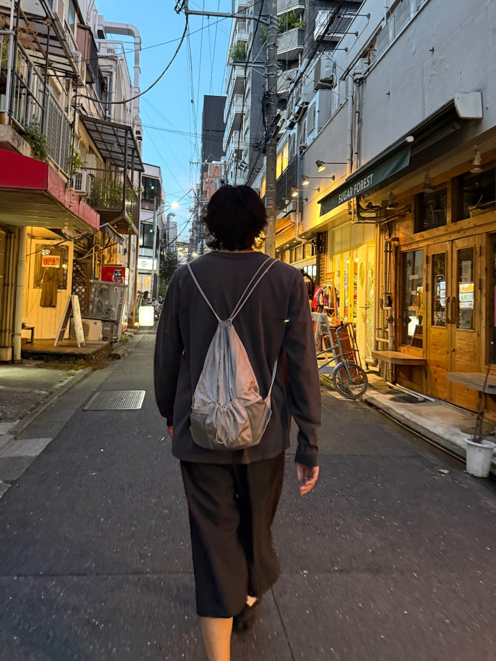 ブラック系のその他パンツ、グレー系のTシャツ/カットソー、ホワイト系のソックス/靴下を着用したメンズの秋コーディネートの4枚目の写真