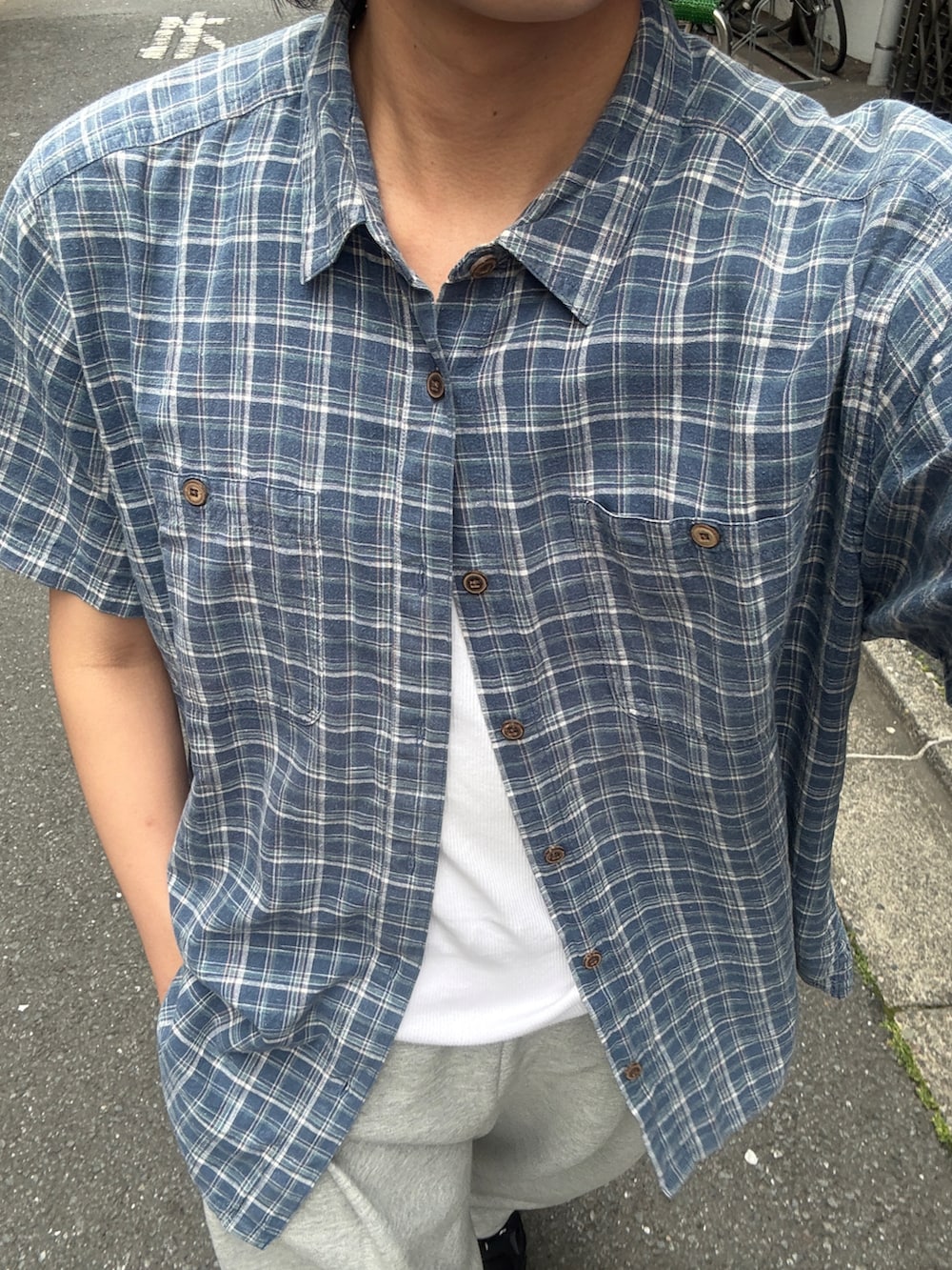 グレー系のスウェットパンツ、ブラック系のスニーカー、ブルー系のシャツ/ブラウスを着用したメンズの夏コーディネートの3枚目の写真