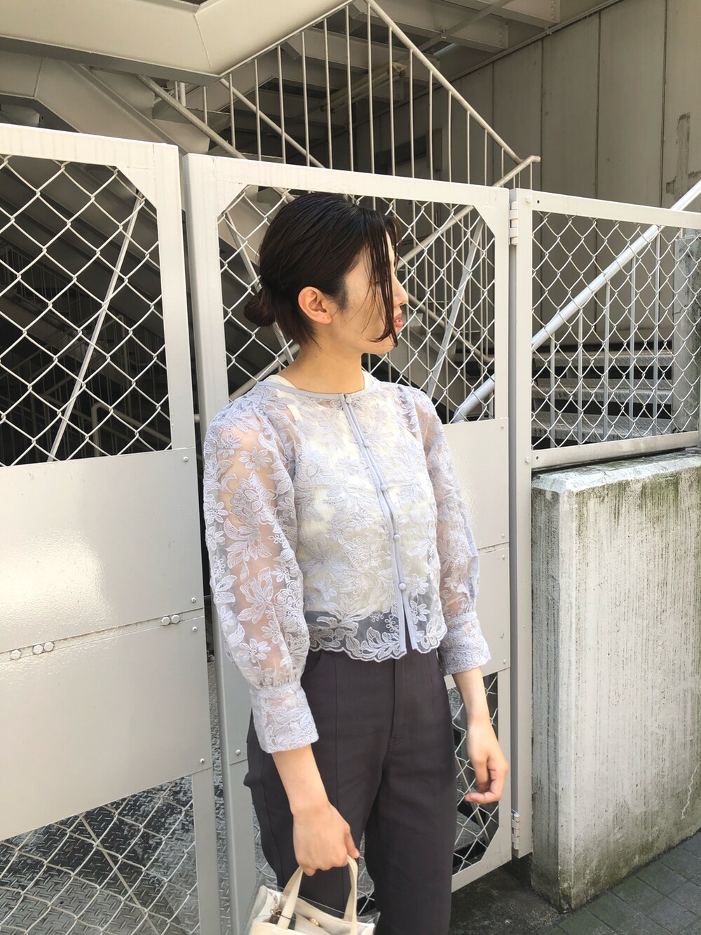 グレー系のシャツ/ブラウス、ホワイト系のタンクトップ、グレー系のその他パンツを着用したレディースの春コーディネートの4枚目の写真