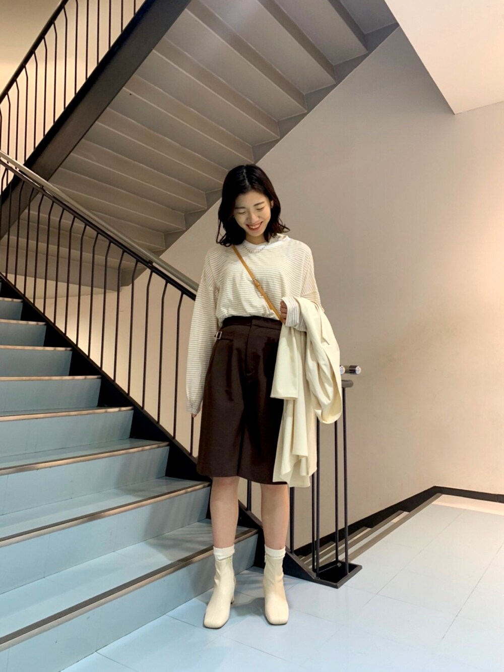 ホワイト系のその他アウター、ベージュ系のTシャツ/カットソー、イエロー系のショルダーバッグを着用したレディースの春コーディネートの3枚目の写真