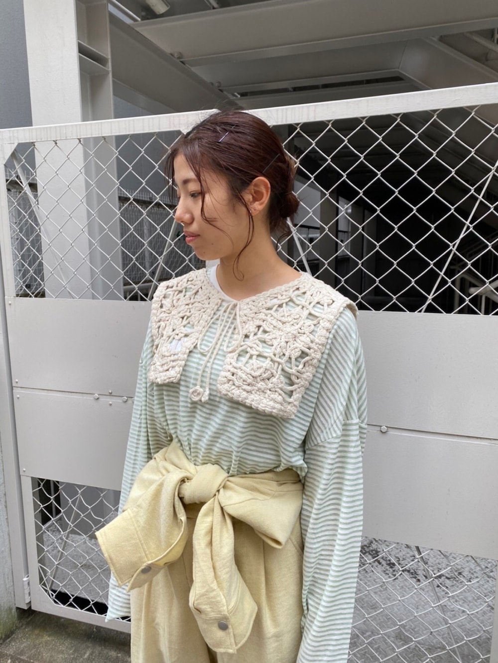 グリーン系のTシャツ/カットソー、ホワイト系のサロペット/オーバーオール、ベージュ系のその他小物を着用したレディースの冬コーディネートの2枚目の写真